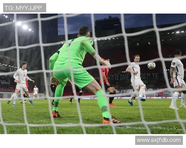 足球射门瞬间定格球星风采震撼壁纸展示技巧与力量的完美结合 足球射门瞬间定格球星风采震撼壁纸展示技巧与力量的完美结合